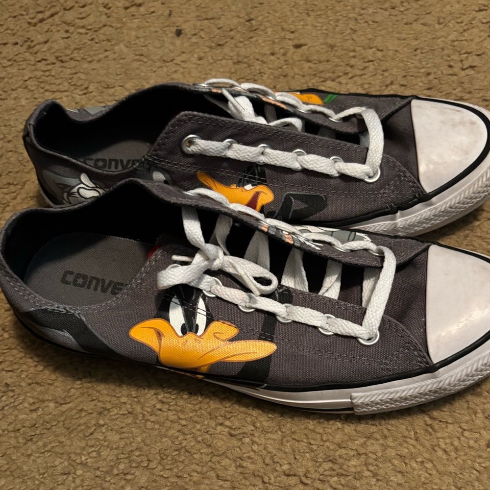 Converse Men’s Black Sneakers with Cartoon Graphic of Looney Tunes, size 7.5